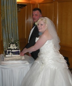 Keith & Tigi cutting the cake